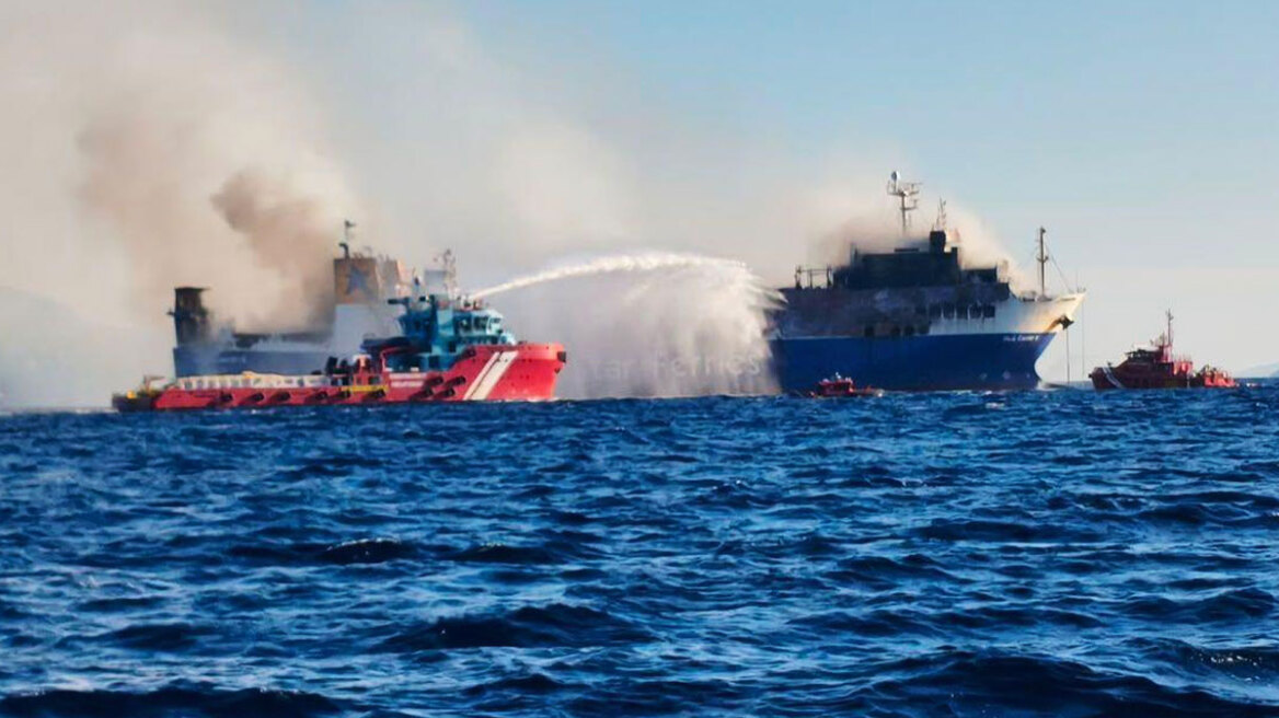 Μαίνεται η φωτιά στο Blue Carrier 2, βίντεο από την επιχείρηση κατάσβεσης