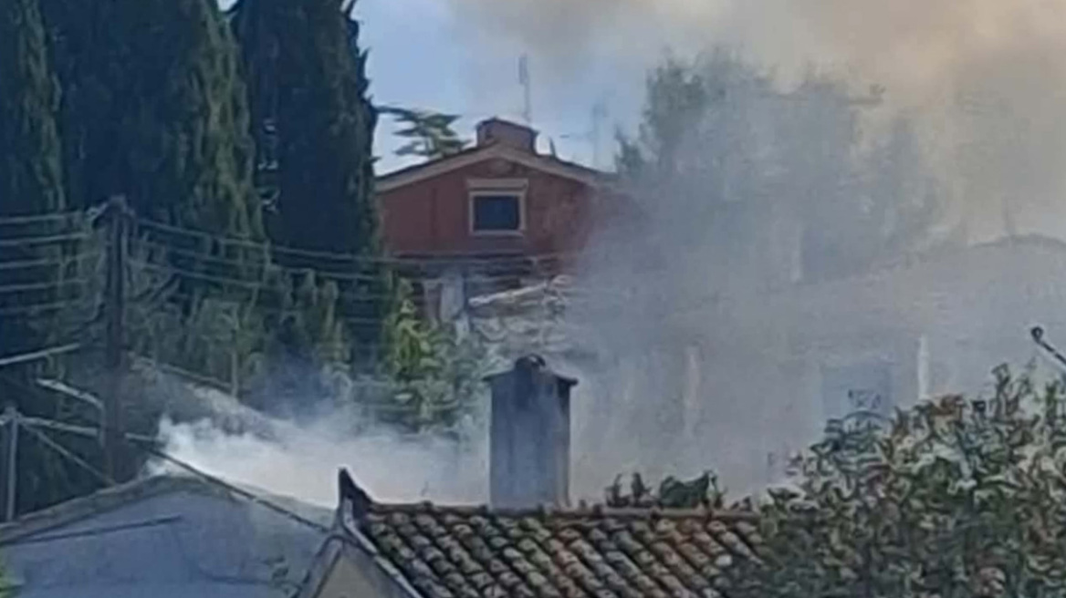 Πυρκαγιά σε ισόγεια μονοκατοικία στην Κέρκυρα: Στο νοσοκομείο με εγκαύματα ο ιδιοκτήτης