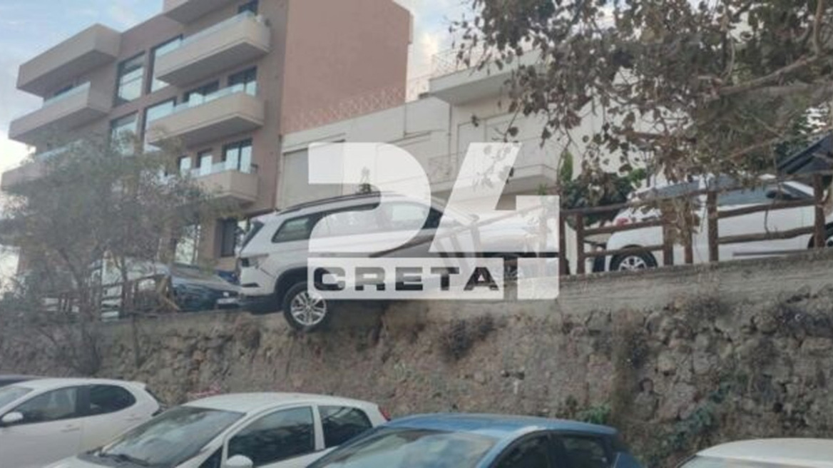 Τζιπ σε... τρελή πορεία στα Χανιά παρέσυρε σταθμευμένα οχήματα, το ένα έμεινε να κρέμεται πάνω από πάρκινγκ, δείτε φωτογραφίες
