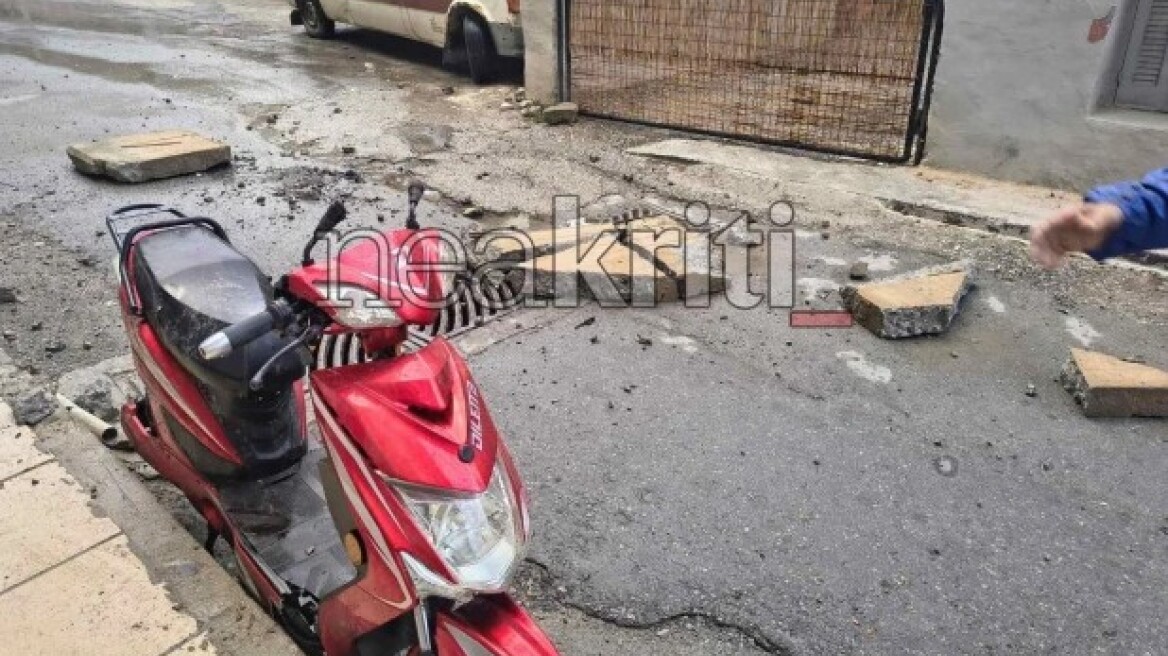 Ηράκλειο: Τμήμα μπαλκονιού κατέρρευσε και έπεσε πάνω σε μηχανάκι, δείτε βίντεο