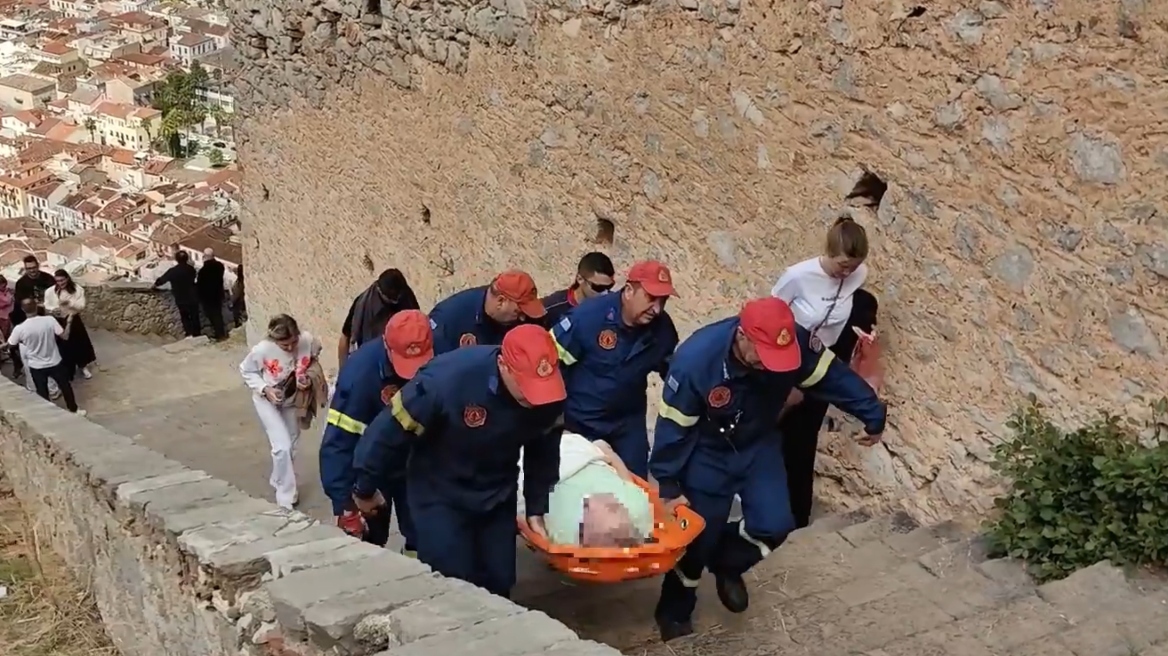 Ναύπλιο: Επιχείρηση της Πυροσβεστικής στο Παλαμήδι για τη μεταφορά ηλικιωμένου τουρίστα που έχασε τις αισθήσεις του