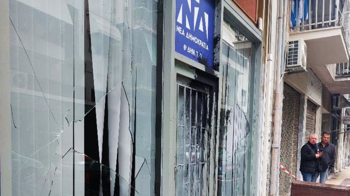 Επίθεση στα γραφεία της ΝΔ στην Κυψέλη, έσπασαν τζάμια και πέταξαν μπογιές