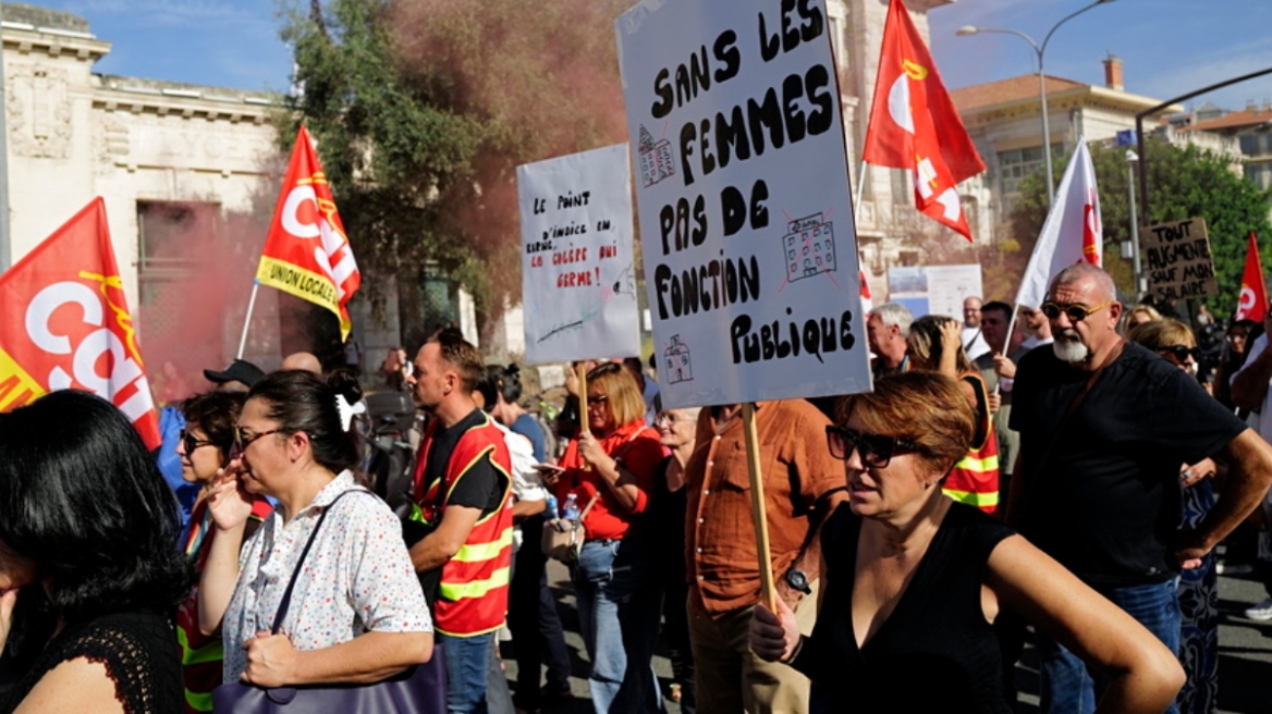 Γαλλία: Οι μαθητικές διαμαρτυρίες και η απεργία των δημόσιων υπαλλήλων αυξάνουν την πίεση στον Μακρόν

