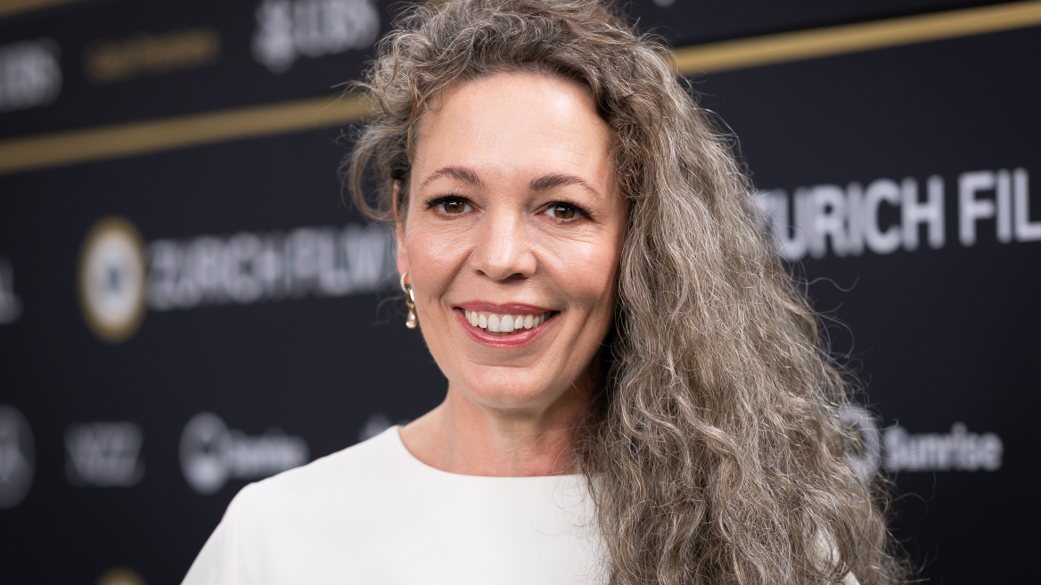 Olivia Colman: Τα μακριά γκρίζα μαλλιά της είναι η πιο chic έμπνευση για γυναίκες άνω των 50
