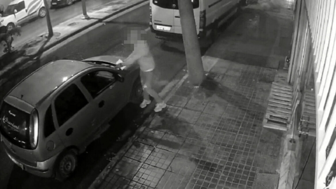 Δείτε βίντεο με τον διασυρμό γυναίκας στο Ηράκλειο: Άνδρας μοιράζει φέιγ βολάν με τα στοιχεία και τη φωτογραφία της, γράφοντας ότι «εκδίδεται» 