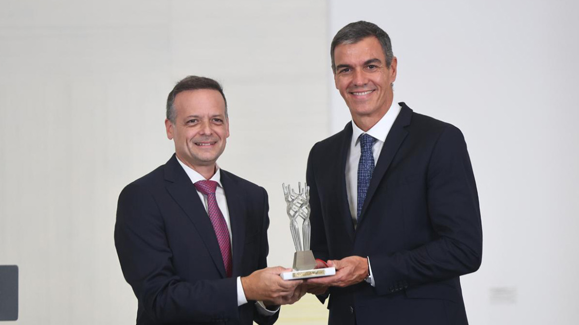 Ο Δούκας απένειμε στον Σάντσεθ το Βραβείο Δημοκρατίας της Πόλης των Αθηνών 2026