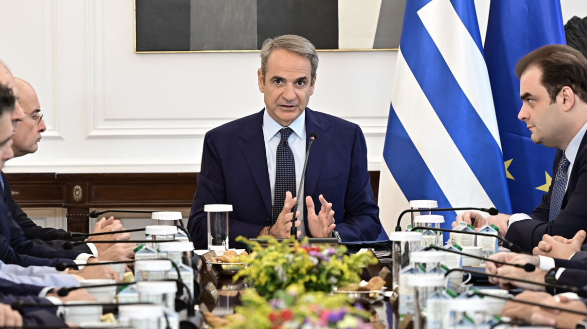 Ρυθμίσεις σε 120 δόσεις από 72, «φρένο» στους servicers και επιδότηση στα καύσιμα ανακοίνωσε ο Μητσοτάκης