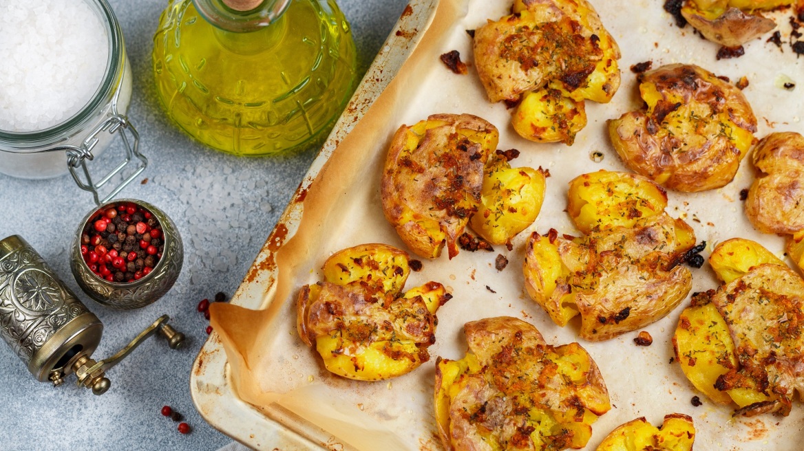 Smashed πατάτες στο air fryer: Τραγανές από έξω, αφράτες μέσα με 3 βασικά υλικά