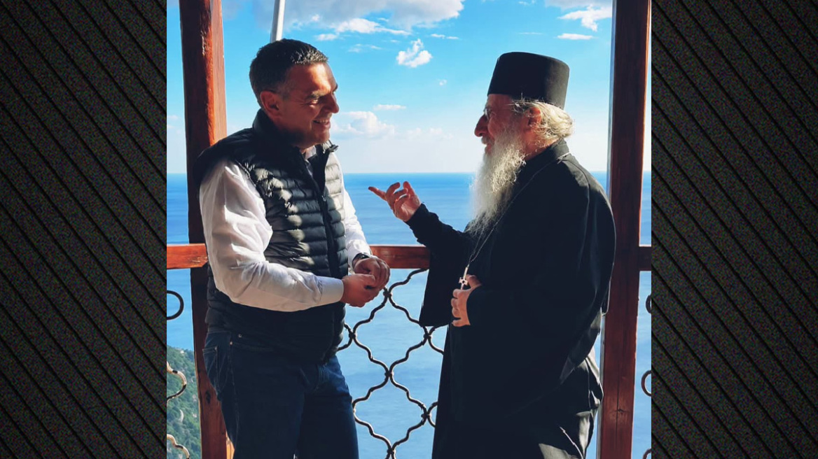 Στο Άγιον Όρος ο Τσίπρας: «Ψέλνεις στη Σιμωνόπετρα και ακούγεται στον Άδη…» - «Για άθεος ωραία τα λέει ο άτιμος» σχολιάζει ο Άδωνις, αίσχος λέει ο Πολάκης