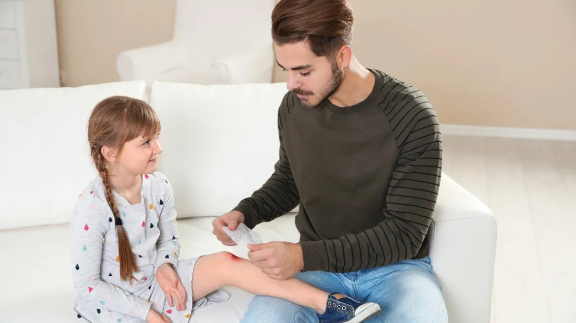 Το παιδί έπεσε και χτύπησε; 4 βήματα για να περιποιηθείτε σωστά μια πληγή – Η πασίγνωστη αλοιφή που κάνει θαύματα!
