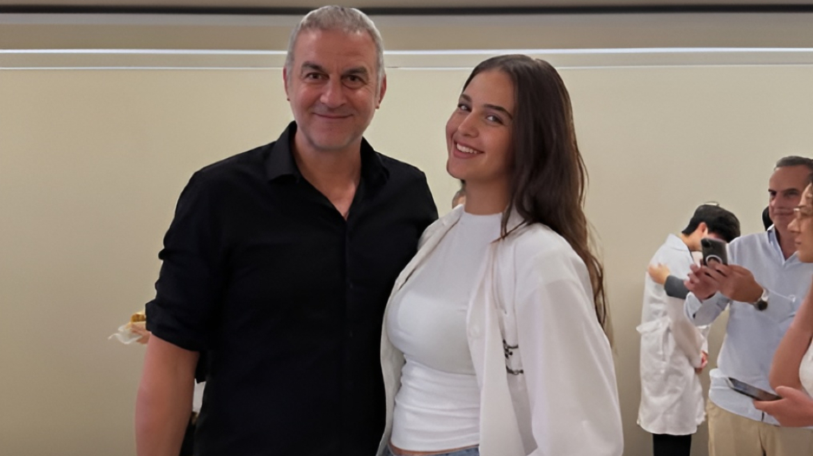Η Βικτώρια Δέλλα φωτογραφήθηκε αγκαλιά με τον πατέρα της φορώντας ιατρική ποδιά: «Doctor in progress», έγραψε ο Τραϊανός Δέλλας