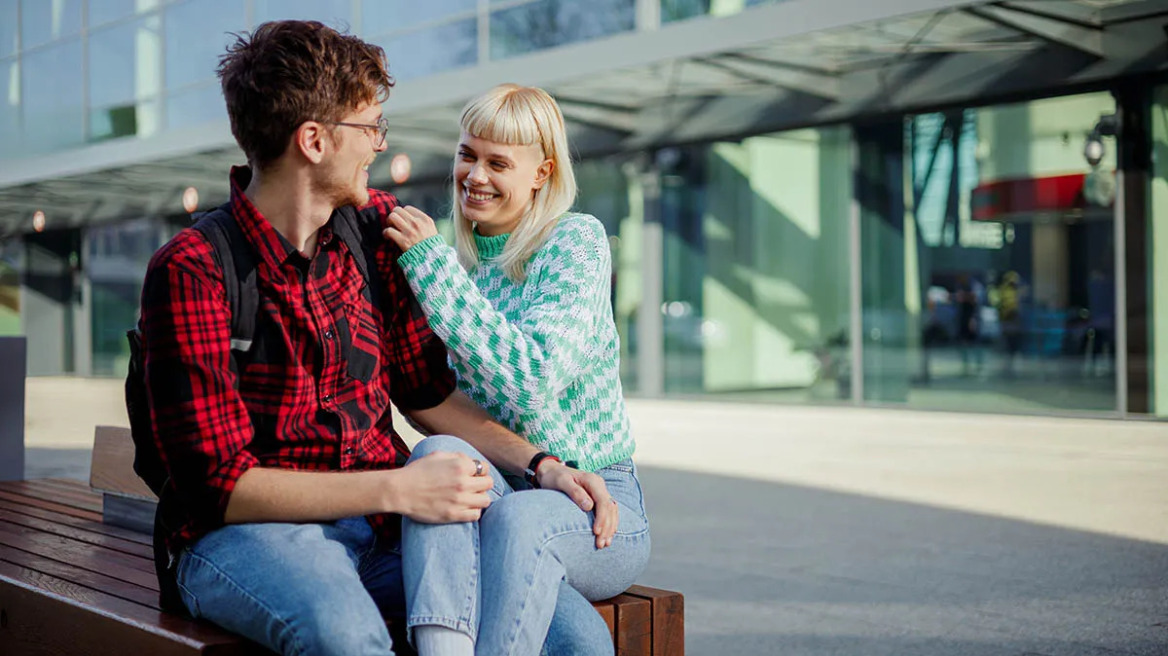 Gen Z: Γιατί οι νέοι κάνουν όλο και λιγότερο σεξ – Οι 4 λόγοι πίσω από τη «μεγάλη αποχή»
