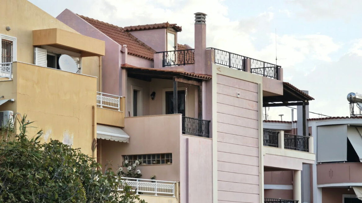 Ο πρώην σύντροφος εισέβαλε με βαριοπούλα και μαχαίρωσε το ζευγάρι στο Λαύριο - Η γυναίκα τον είχε καταγγείλει 5 φορές, είχε και panic button