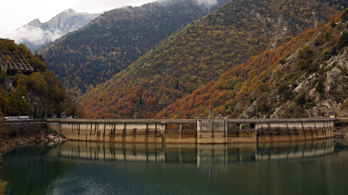 Γιατί αξίζει να ταξιδέψετε στη λίμνη Πλαστήρα το φθινόπωρο