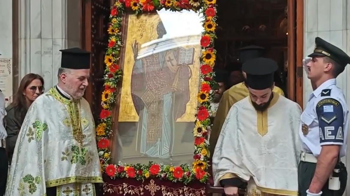 Με λαμπρότητα η λιτάνευση του Αγίου Διονυσίου στο Κολωνάκι: Εκατοντάδες πιστοί και πολιτική ηγεσία συνόδευσαν την πομπή, δείτε βίντεο