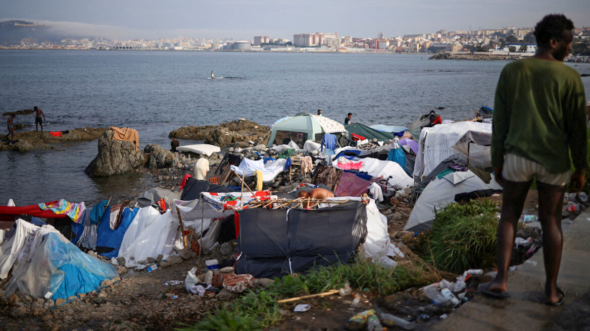 Η Ισπανική αστυνομία πραγματοποίησε εκκαθαριστική επιχείρηση απομακρύνοντας χιλιάδες μετανάστες από μία ακτή στη Θέουτα