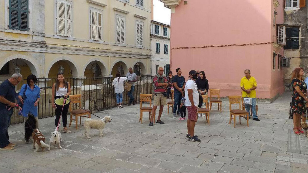 Στην εκκλησία με τα κατοικίδιά τους για την Παγκόσμια Ημέρα Ζώων: Σκύλοι, γάτες και πουλιά παίρνουν την ευλογία στον προαύλιο χώρο του Αγίου Φραγκίσκου στην Κέρκυρα