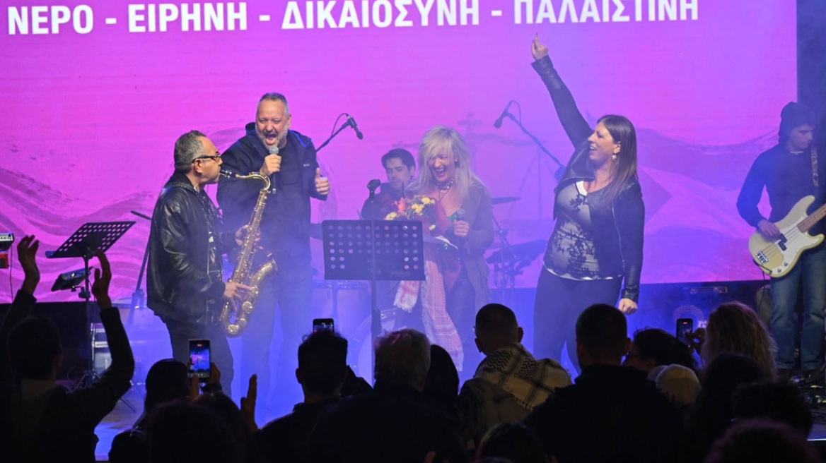 Η Ζωή Κωνσταντοπούλου ανέβηκε στη σκηνή του Θεάτρου Ρεματιάς και τραγούδησε «η ζωή είναι ένα δώρο», δείτε βίντεο