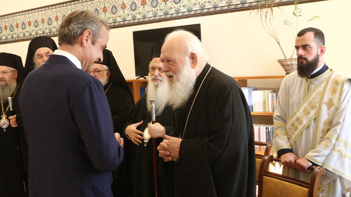 Ο αγιασμός της Βουλής: Οι παρέες και τα πηγαδάκια, ποιοι μίλησαν με ποιους - Δείτε φωτογραφίες