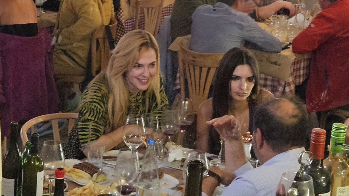 Η Έμιλι Ραταϊκόφσκι και ο Ρομέν Γαβράς γευμάτισαν με τη Ρένα Μόρφη, δείτε εικόνες