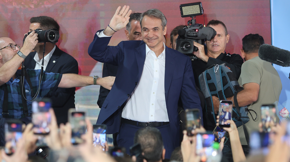 Tο παρασκήνιο των γενεθλίων της ΝΔ: Το 4Χ4 του Μητσοτάκη, το νεοδημοκρατικό ρετρό συσπείρωσης και οι αναφορές στους «πρώην»