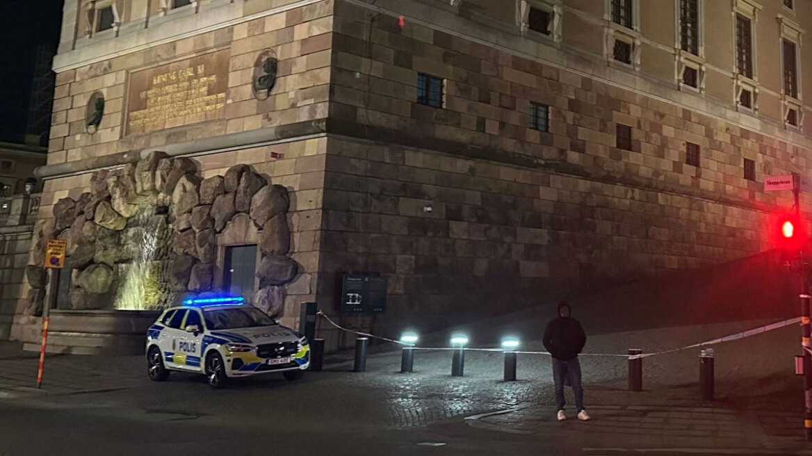 Αστυνομικοί πυροβόλησαν και τραυμάτισαν άνδρα με μαχαίρι έξω από το ανάκτορο στη Στοκχόλμη, είχε ζητήσει να τον σκοτώσουν