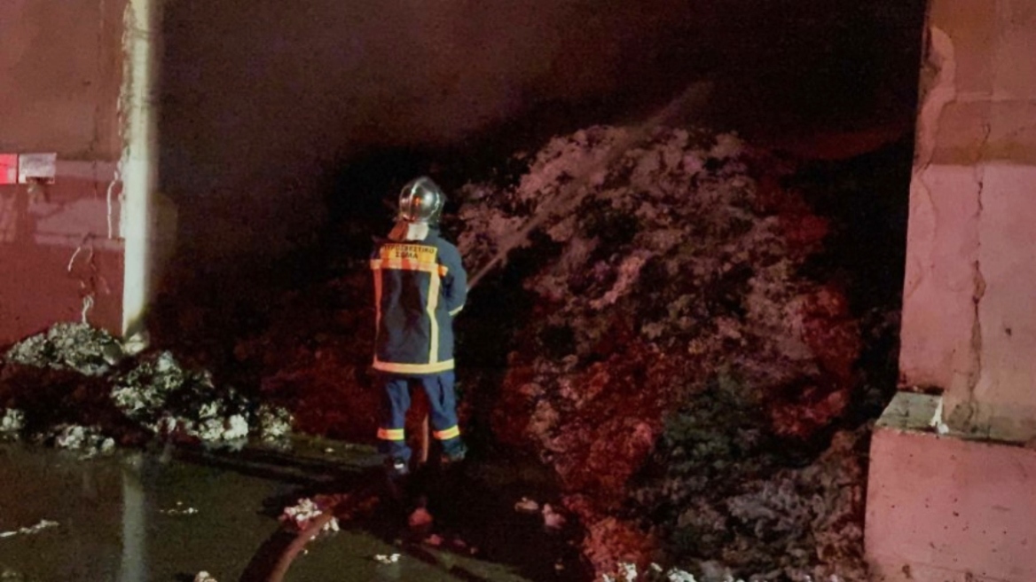 Μεγάλη φωτιά σε εγκαταστάσεις βάμβακος έξω από τα Τρίκαλα, στις φλόγες έξι αποθήκες, δείτε εικόνες