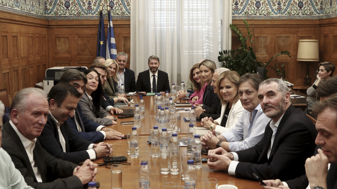 Διμέτωπος και πάλι από τον Ανδρουλάκη κατά ΝΔ-ΕΛ.Α.Σ, «μην αφήνετε τίποτε να πέσει κάτω ζήτησε από τους βουλευτές του ΠΑΣΟΚ