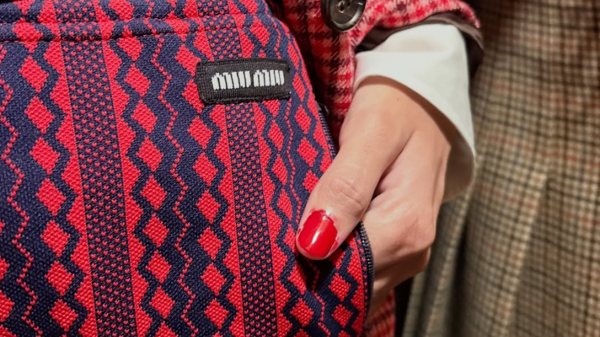 Ο οίκος Miu Miu λέει αντίο στο clean girl μανικιούρ
