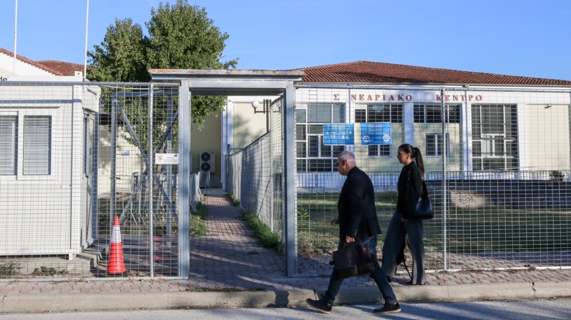 «Αναγνώρισα τη φωνή του παιδιού μου από τα ηχητικά, ξαναζούσα τον θάνατό του»: Συγκλονιστικές καταθέσεις στη δίκη για τα Τέμπη