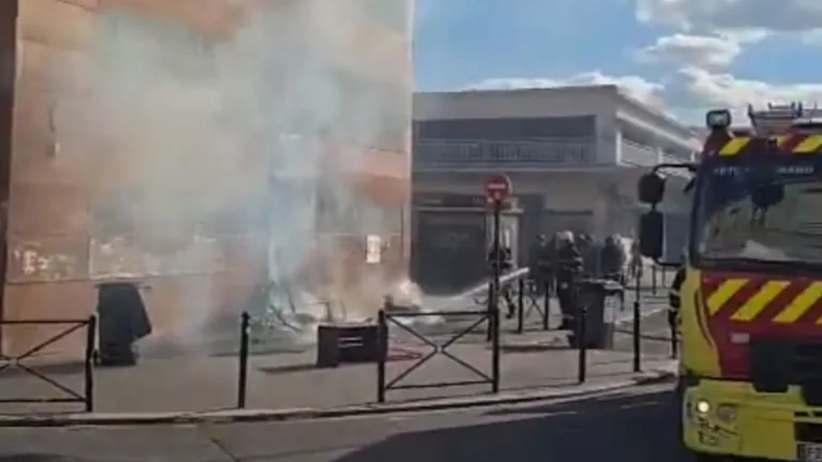 Στις φλόγες αστυνομικό τμήμα στο Μπορντό, για εμπρηστική επίθεση μιλούν οι αρχές
