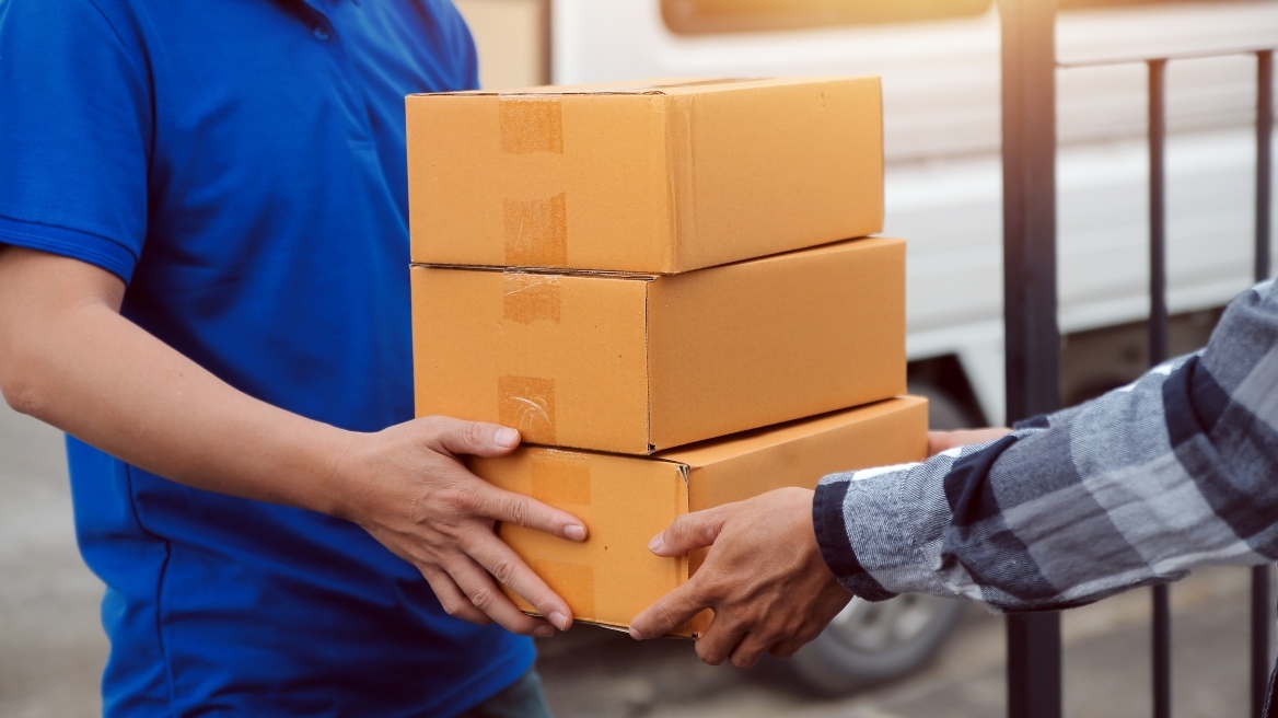 Τέλος τα μετρητά στις παραδόσεις δεμάτων με courier, υποχρεωτικές οι ηλεκτρονικές πληρωμές
