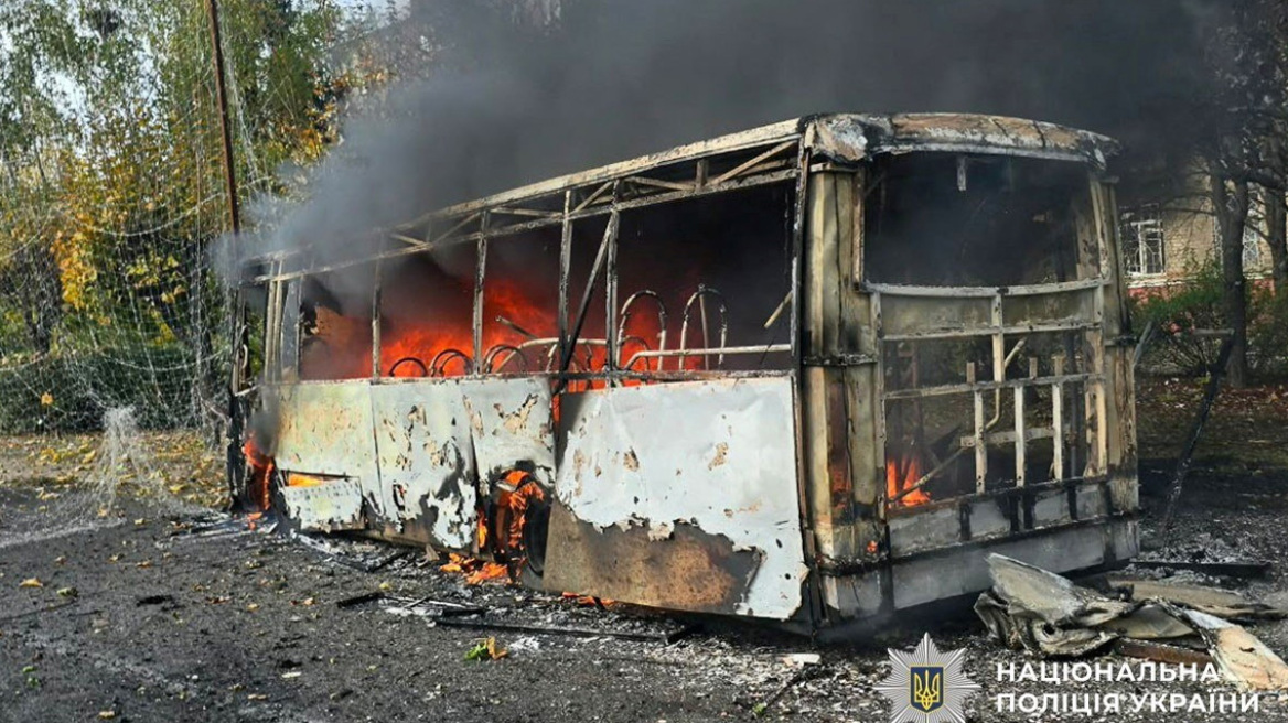Ρωσική επίθεση σε δύο λεωφορεία σκότωσε τουλάχιστον 30 ανθρώπους κοντά στο μέτωπο της Ουκρανίας