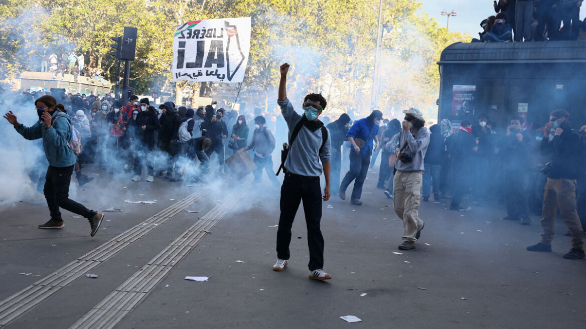 Η Γαλλία φλέγεται, η Βαστίλη ζει μια νέα εξέγερση: Ανυποχώρητοι οι μαθητές, πετροπόλεμος με αστυνομικούς, δακρυγόνα και ταραχές δίχως τέλος, βίντεο