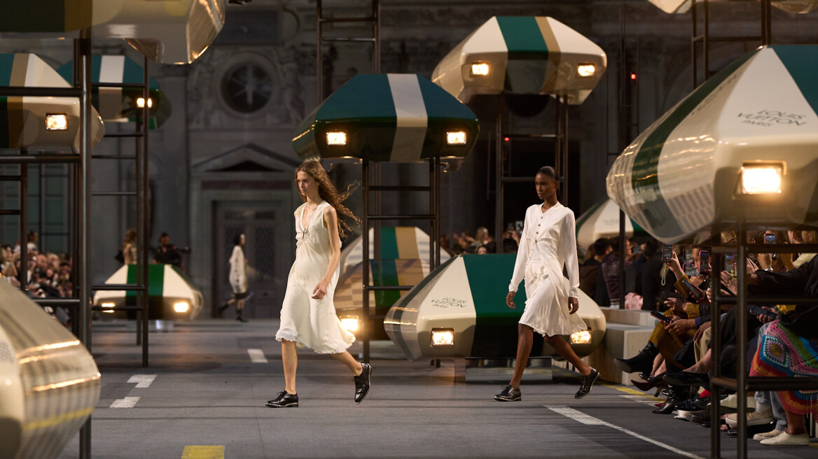 Ιπτάμενα αυτοκίνητα στο show της Louis Vuitton
