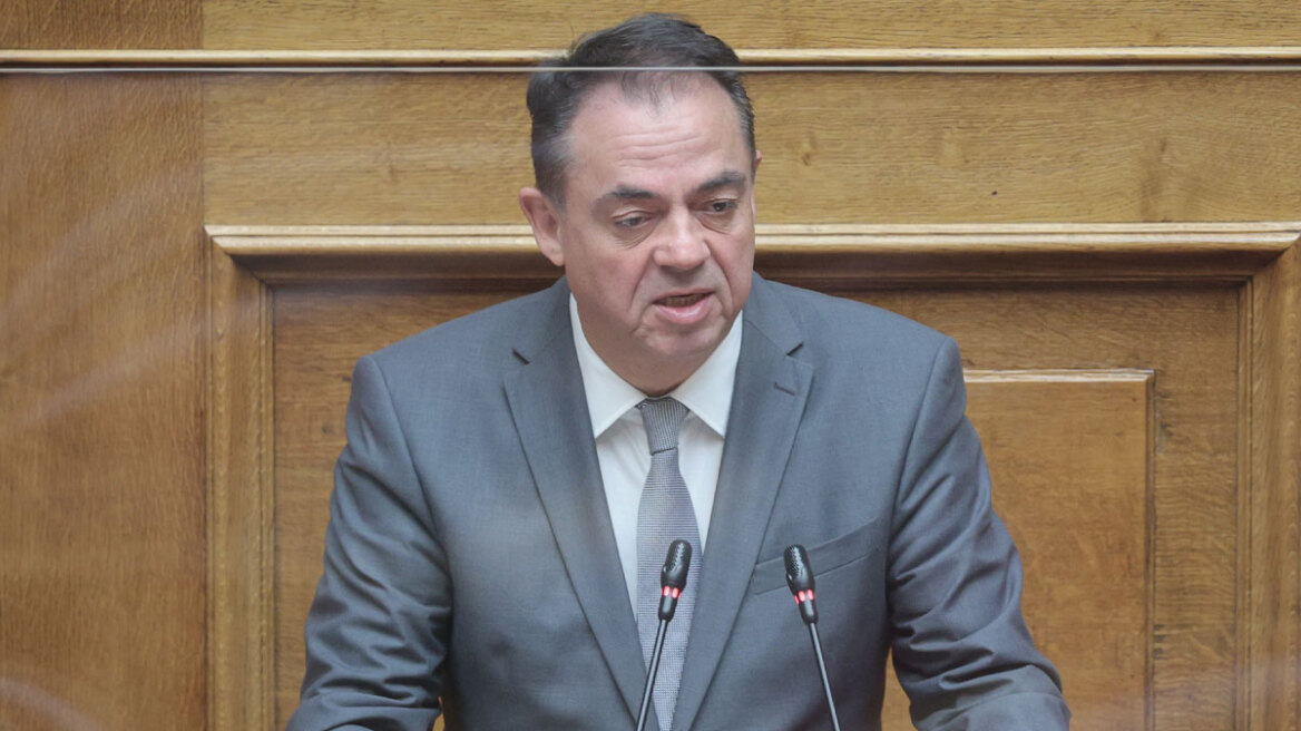 Ο Δημήτρης Κωνσταντόπουλος διαψεύδει ότι εξύβρισε και πήγε να χτυπήσει την Άννα Παπαδοπούλου και απειλεί με μηνύσεις