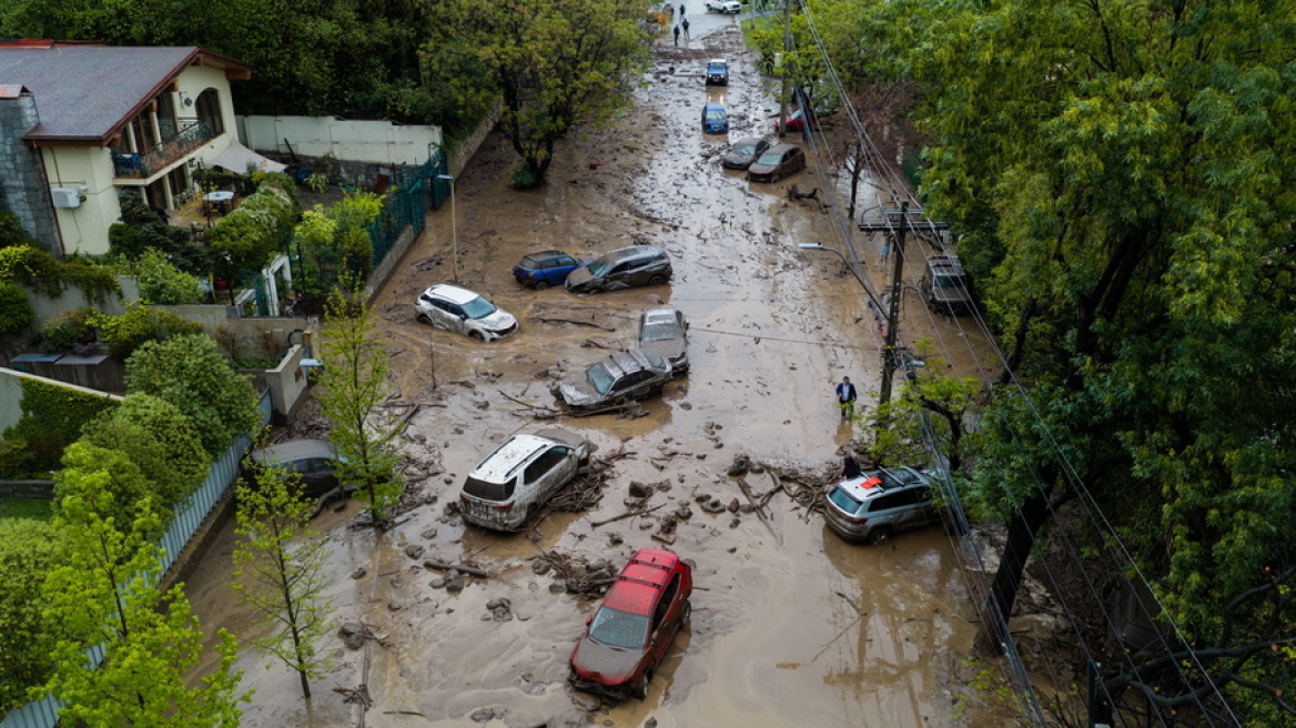 Ποτάμια λάσπης σάρωσαν το Σαντιάγο: Αυτοκίνητα θάφτηκαν στα συντρίμμια, έξι τραυματίες, ανάμεσά τους βρέφος
