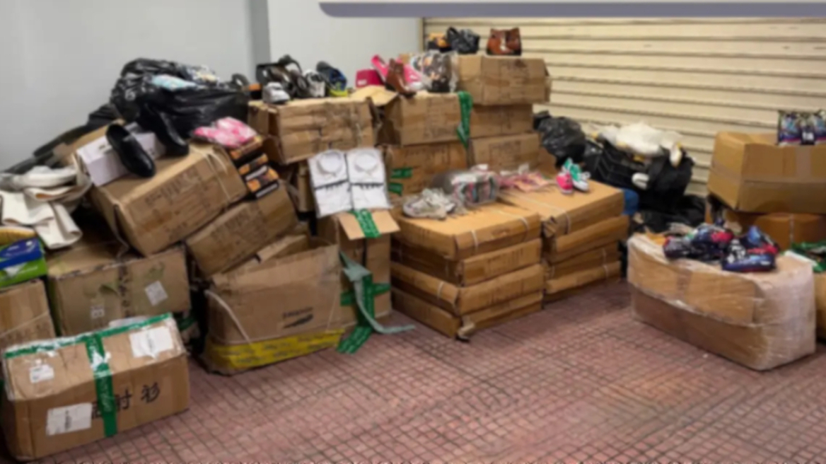 Συνελήφθη 56χρονος με 36 κιλά λαθραία καπνικά προϊόντα και είδη ρουχισμού στην Ομόνοια
