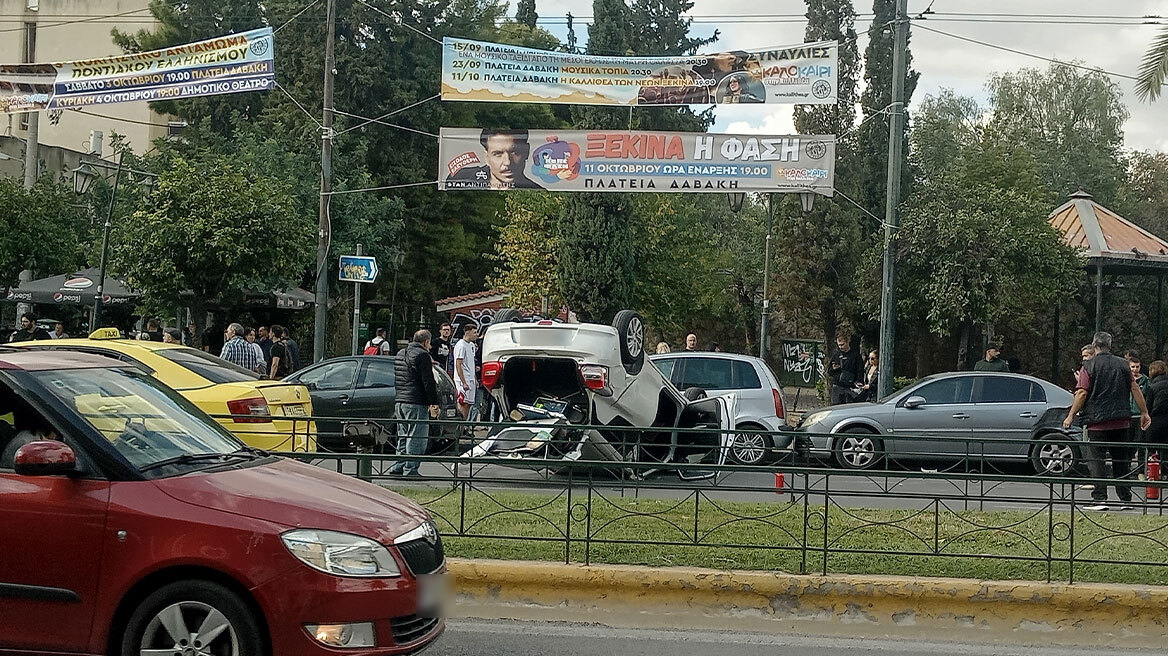Τροχαίο με ανατροπή οχήματος στην Καλλιθέα, δυσχέρεια στην κυκλοφορία
