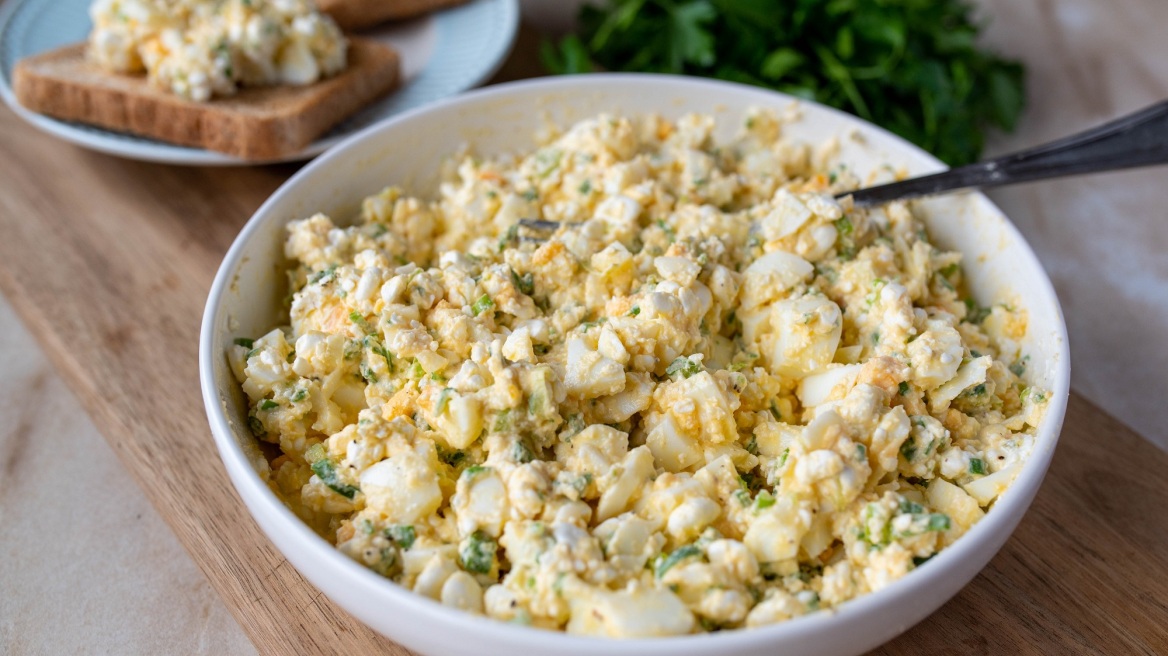 Αυγοσαλάτα με cottage cheese και κάρυ για σάντουιτς