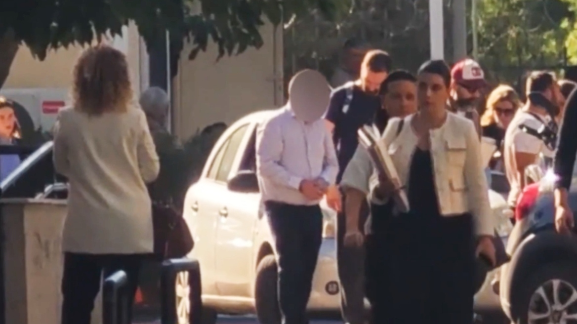 Βίντεο: Στην Ευελπίδων ο 52χρονος γυναικολόγος που κατηγορείται για πορνογραφία ανηλίκων
