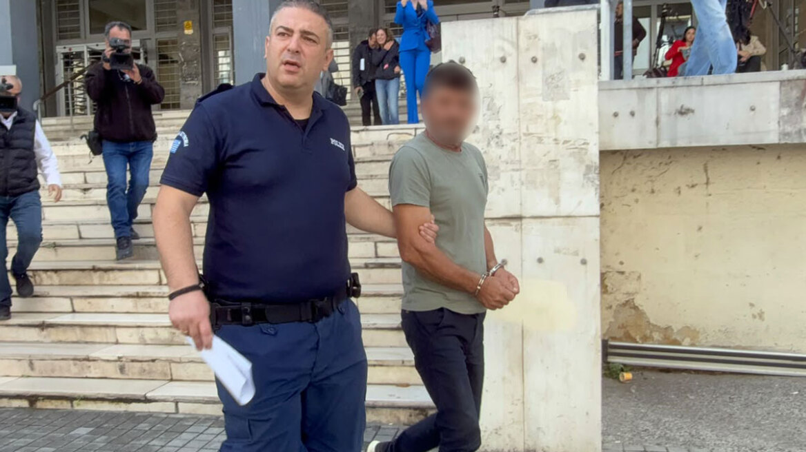 «Είμαι σοκαρισμένος, δεν προσπάθησα να φύγω», λέει ο 45χρονος οδηγός που μπούκαρε με το αυτοκίνητό του σε ταβέρνα γεμάτη πελάτες στη Θεσσαλονίκη
