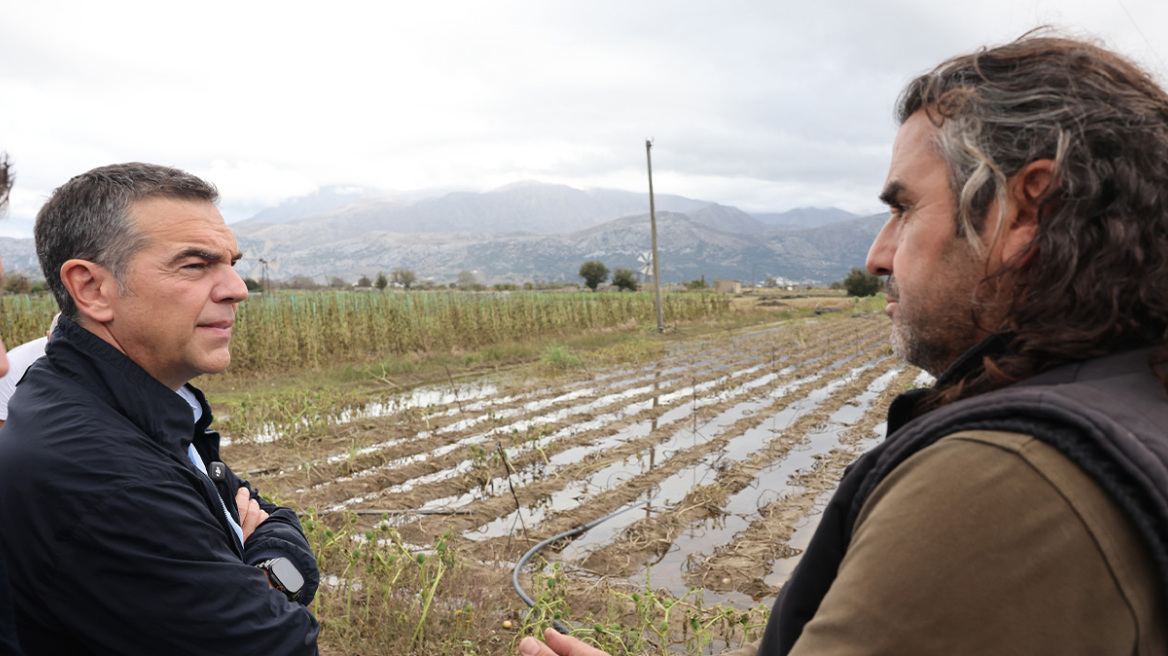 Ο Τσίπρας περιοδεύει στην Κρήτη: Πήγε στον... Καρτερό, έκανε χιούμορ με τον Φραπέ, συναντά παραγωγούς που επλήγησαν από τις πρόσφατες πλημμύρες