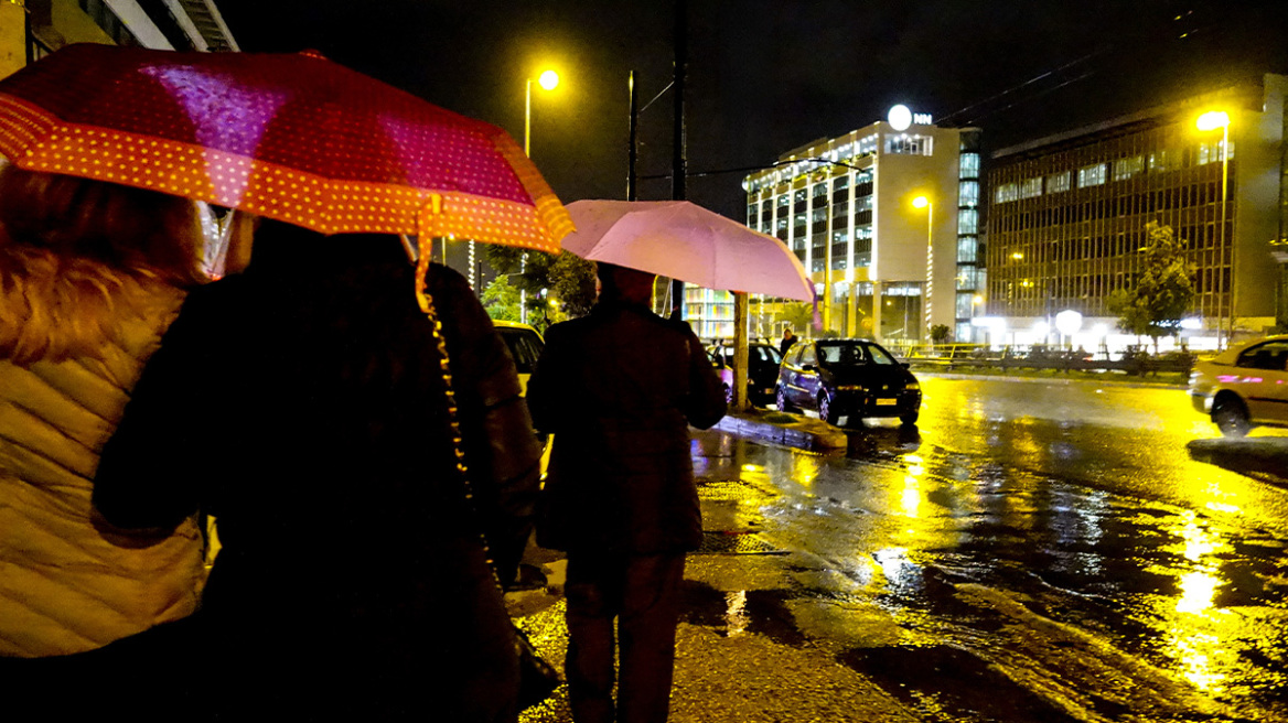 Ισχυρή βροχή στην Αθήνα, πλημμύρες σε Πειραιά, Πέραμα, Μέγαρα, Πικέρμι, συνεχίζονται οι καταιγίδες τις επόμενες ώρες στην Αττική, Red Code για 8 περιοχές