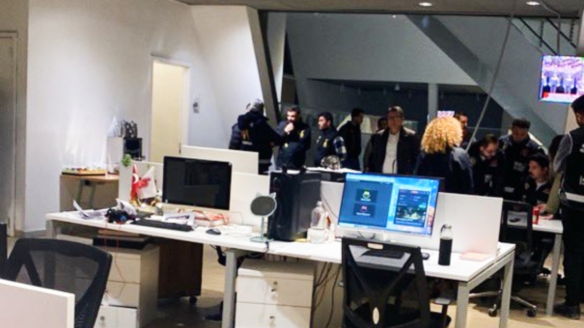 Τουρκία: Η αστυνομία εισέβαλε στα γραφεία αντιπολιτευόμενου καναλιού και έκοψε τη ζωντανή μετάδοση, δείτε βίντεο