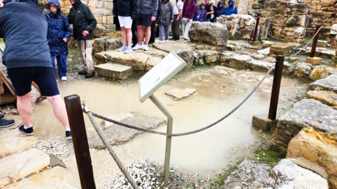 Η έντονη βροχόπτωση πλημμύρισε σημεία του ανακτόρου της Κνωσού, τουρίστες έκαναν περιήγηση μέσα στα νερά