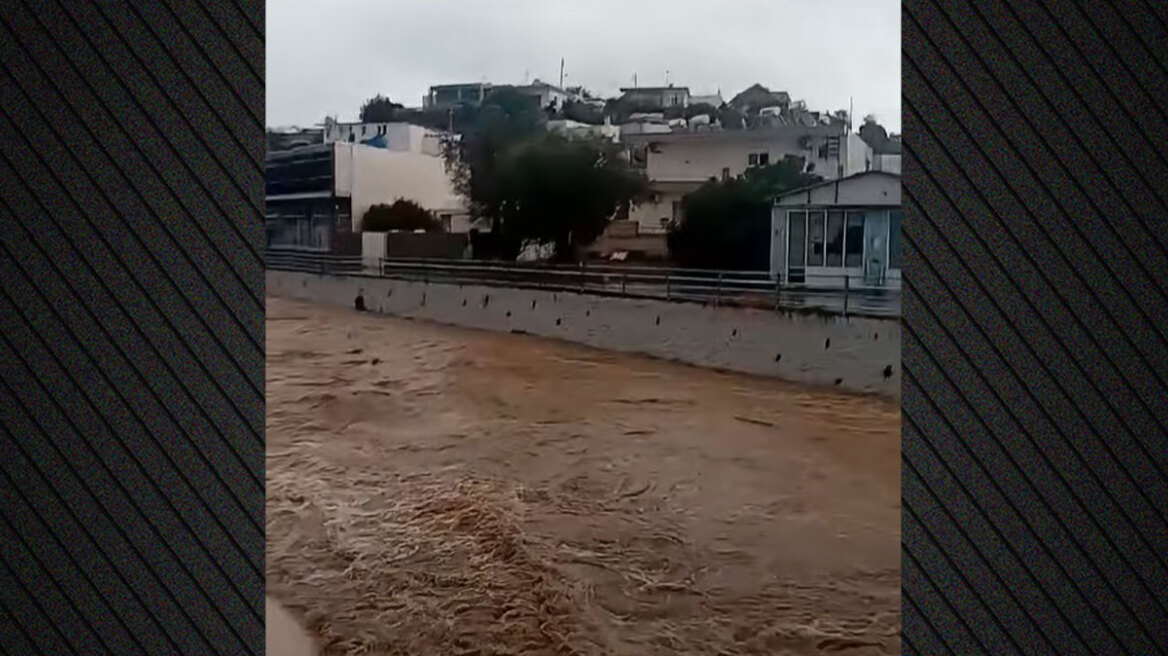 Ένας 25χρονος νεκρός στη Ρόδο από την κακοκαιρία, παρασύρθηκε με το αυτοκίνητό του στη θάλασσα