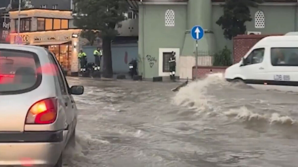 Χαμός από τις βροχές στην Κωνσταντινούπολη: Γυναίκα παρασύρθηκε από τα νερά, πλημμύρισαν σταθμοί του μετρό, δρόμοι έγιναν ποτάμια, δείτε βίντεο