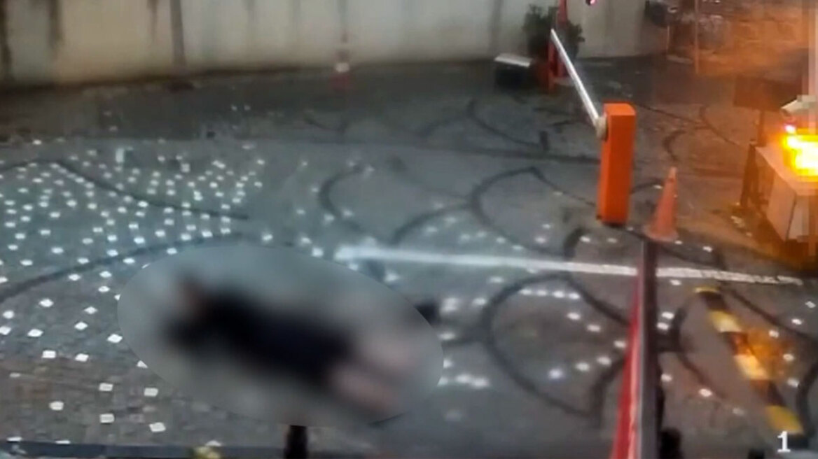 Σοκαριστικό βίντεο από την Κωνσταντινούπολη: Η στιγμή που 14χρονος πατάει ξυπόλητος σε λακούβα με νερό και πεθαίνει από ηλεκτροπληξία