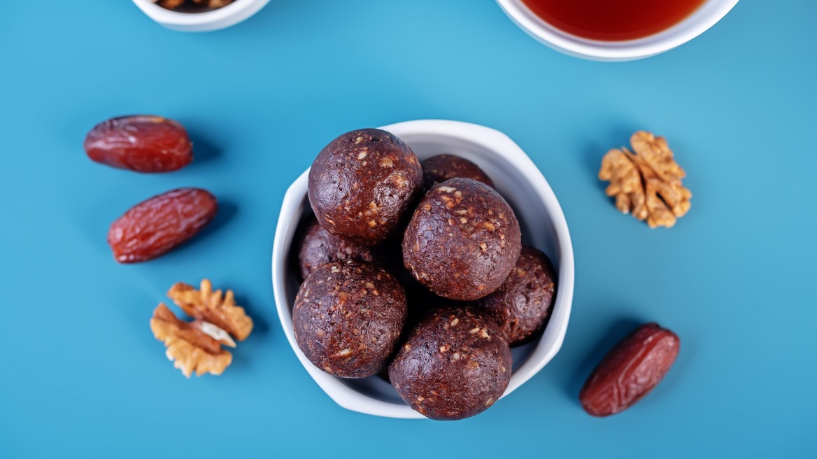 Energy balls: Μια γλυκιά και θρεπτική εναλλακτική για τα παιδιά (+συνταγές)